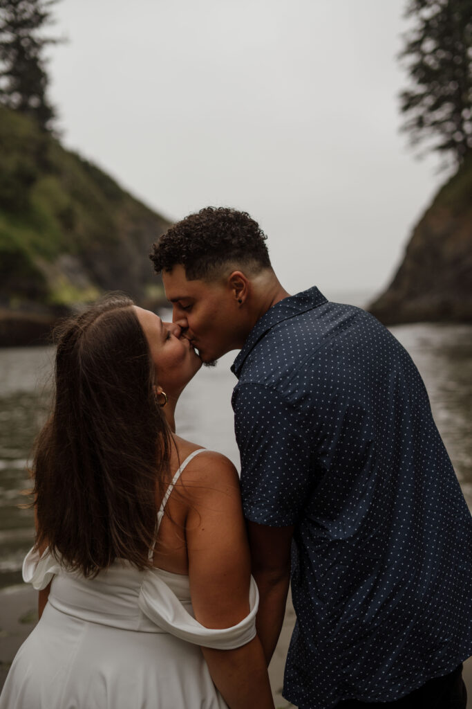 Couple leaning in and kissing.