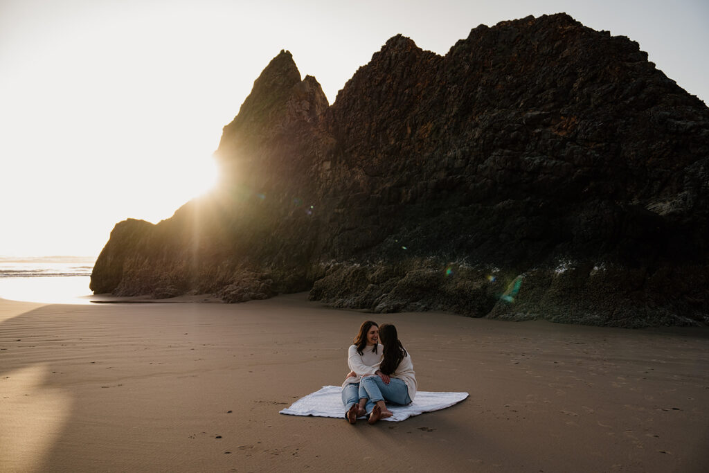 couples photos on the beach in Oregon