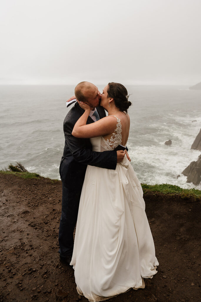 An Oregon Coast cliffside elopement