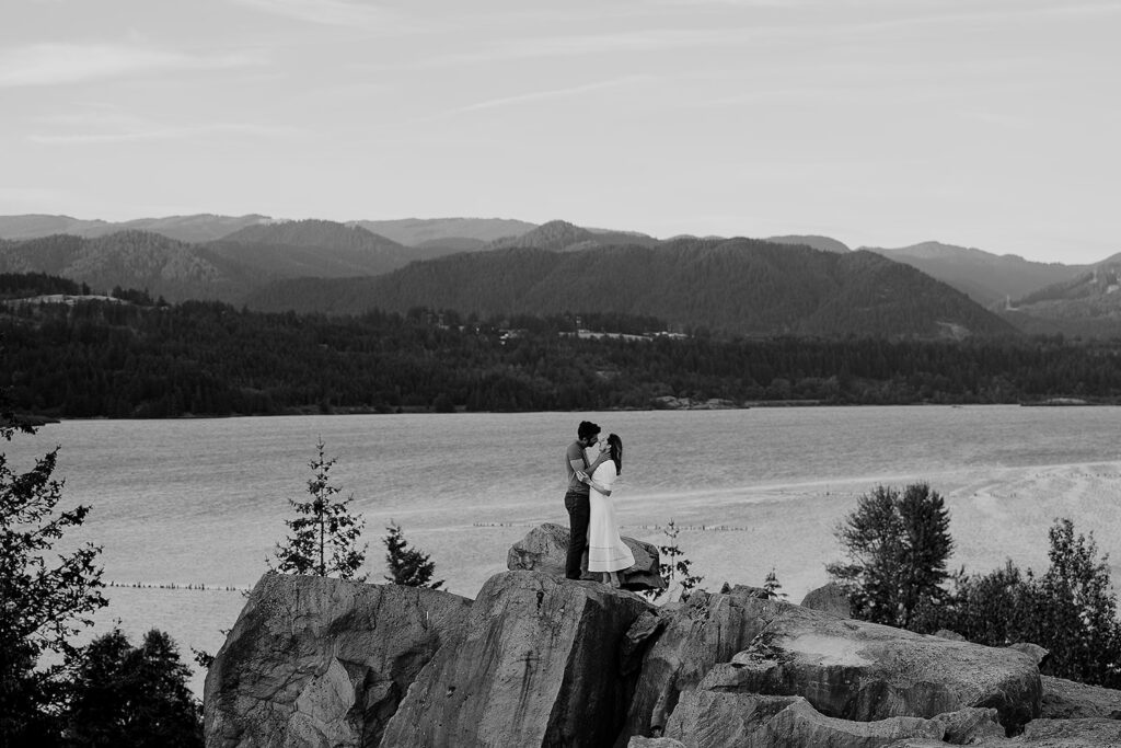 Couples photoshoot in the Columbia River Gorge