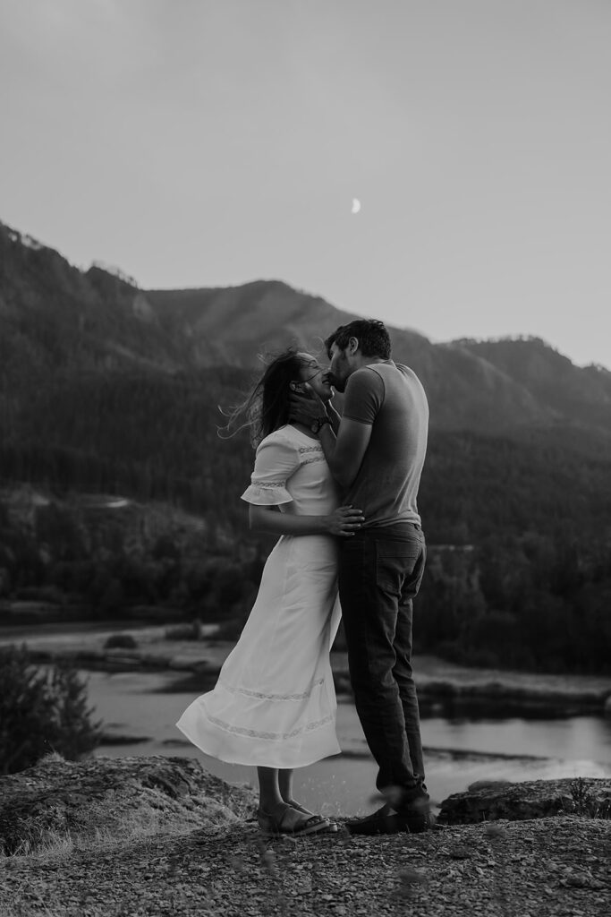 Romantic couples photos in the Columbia River Gorge