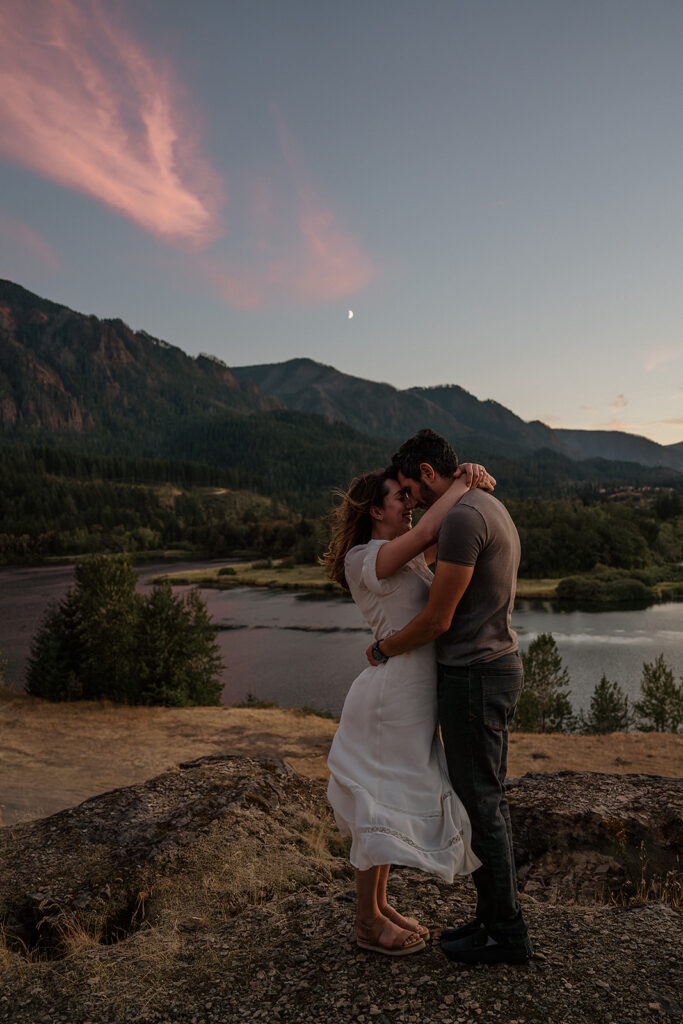 Couples photoshoot in the Columbia River Gorge