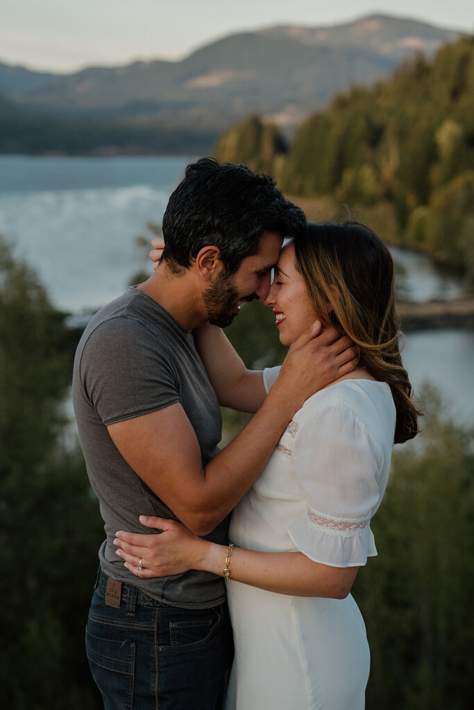 Romantic couples photos in the Columbia River Gorge