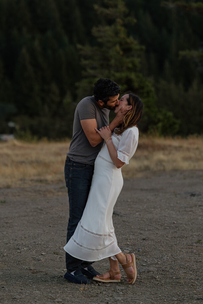 Couples photoshoot in the Columbia River Gorge