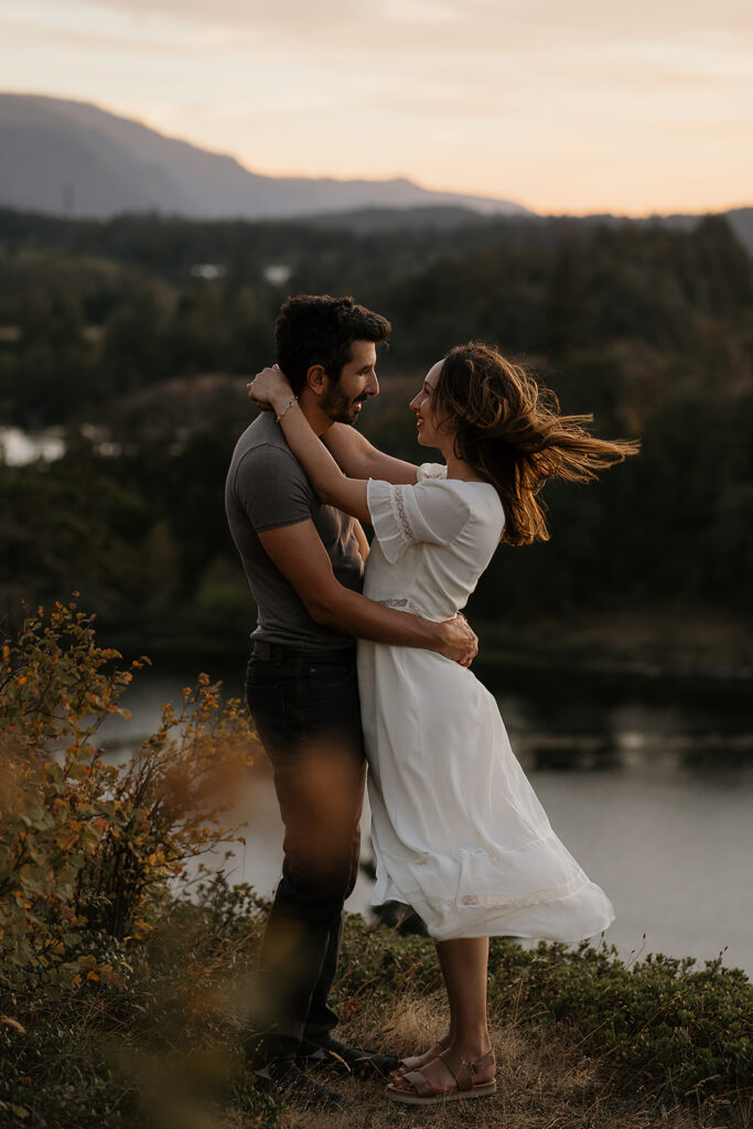 Romantic couples photos in the Columbia River Gorge