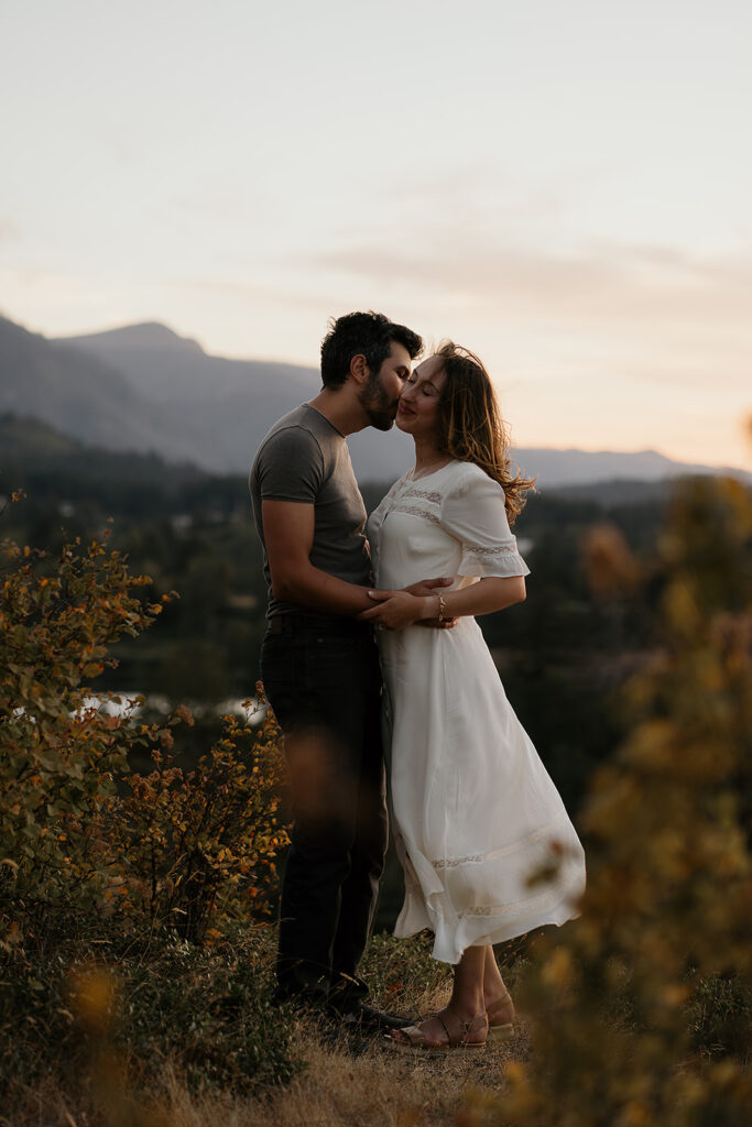 Romantic couples photos in the Columbia River Gorge