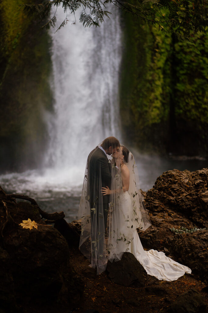 Wahclella Falls elopement in the Columbia River Gorge