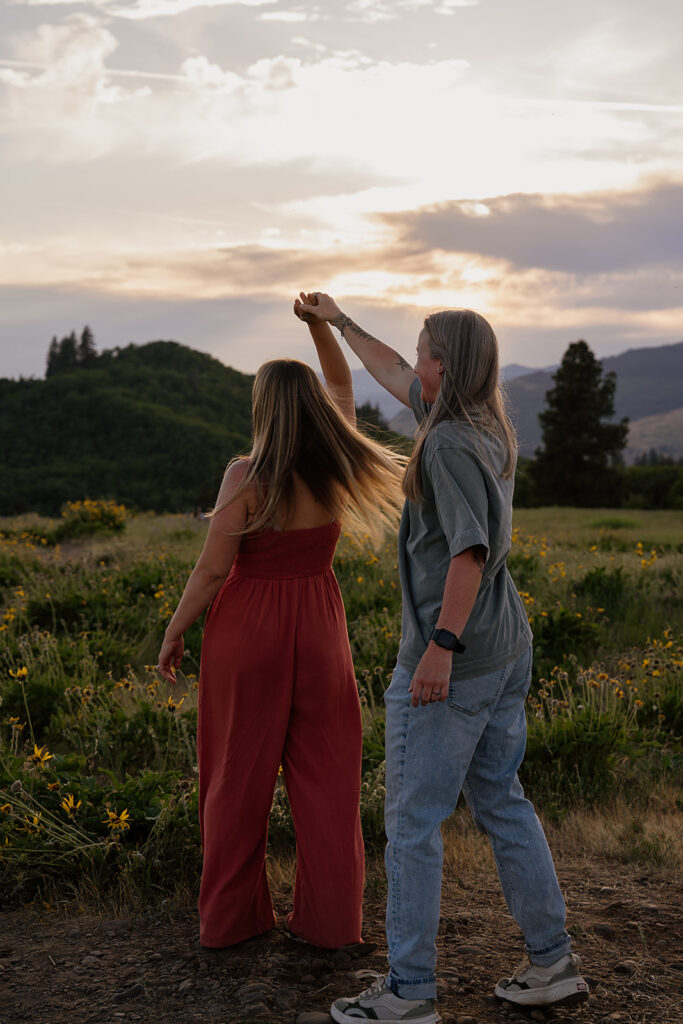 Couples photos in the Columbia River Gorge with wildflowers