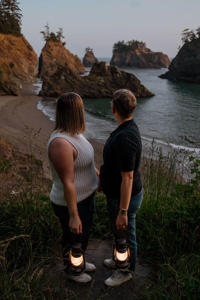 Oregon Coast engagement photos with lanterns