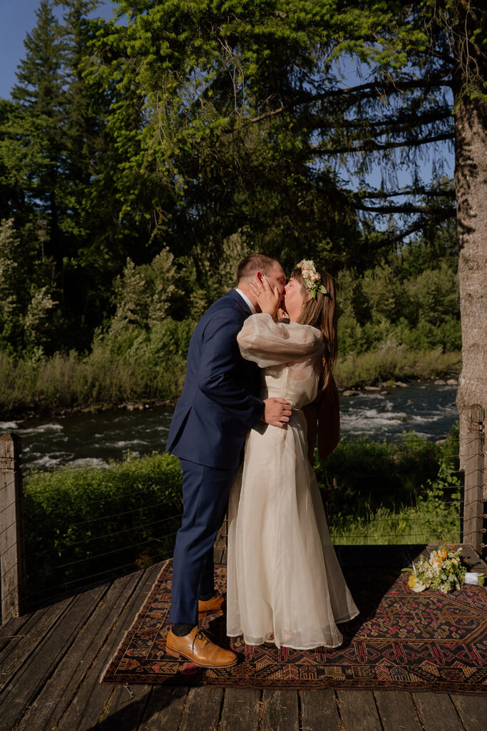 A Mount Hood airbnb elopement ceremony in the spring