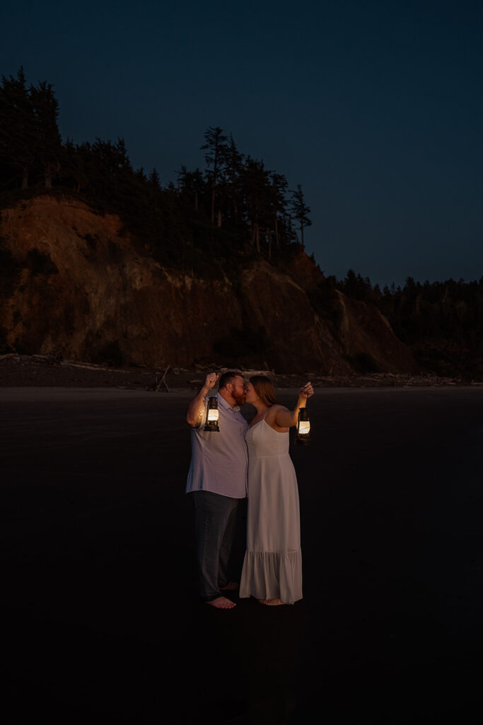 Beach couples photos with lanterns at dusk