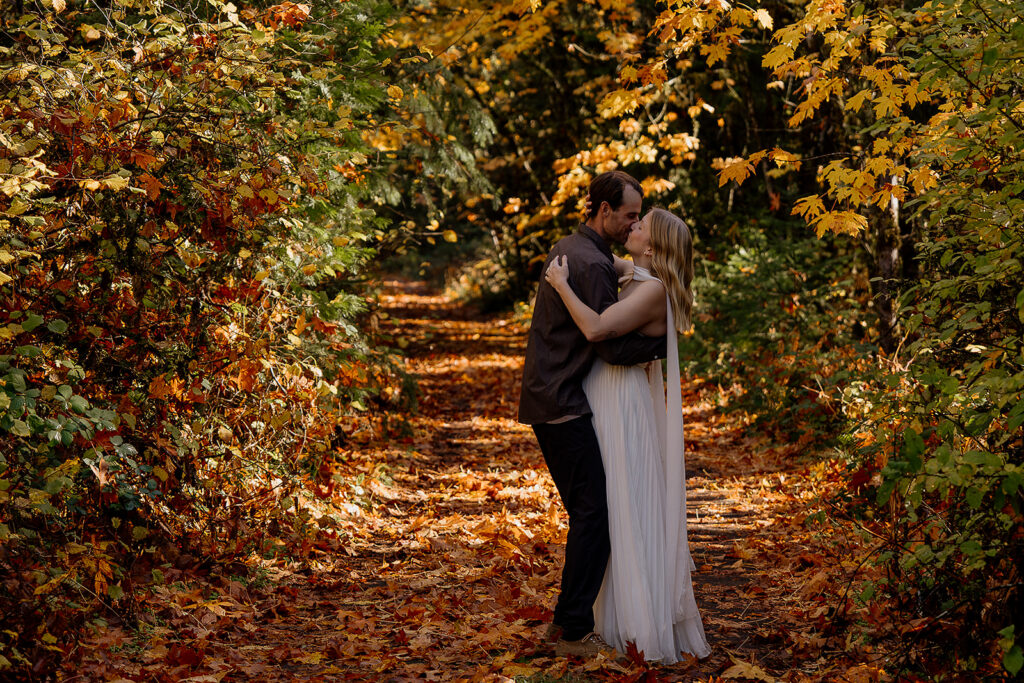 Fall engagement photos in Oregon