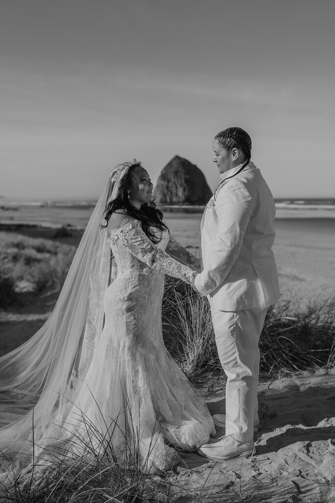 Sunny Oregon Coast elopement photos on the beach